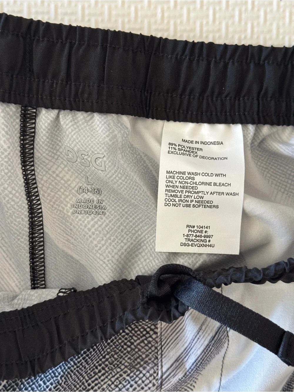 DSG boys agility shorts in Black & White size L NWT